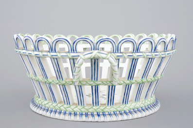 A Niderviller porcelain open-worked basket on stand, 18/19th C.